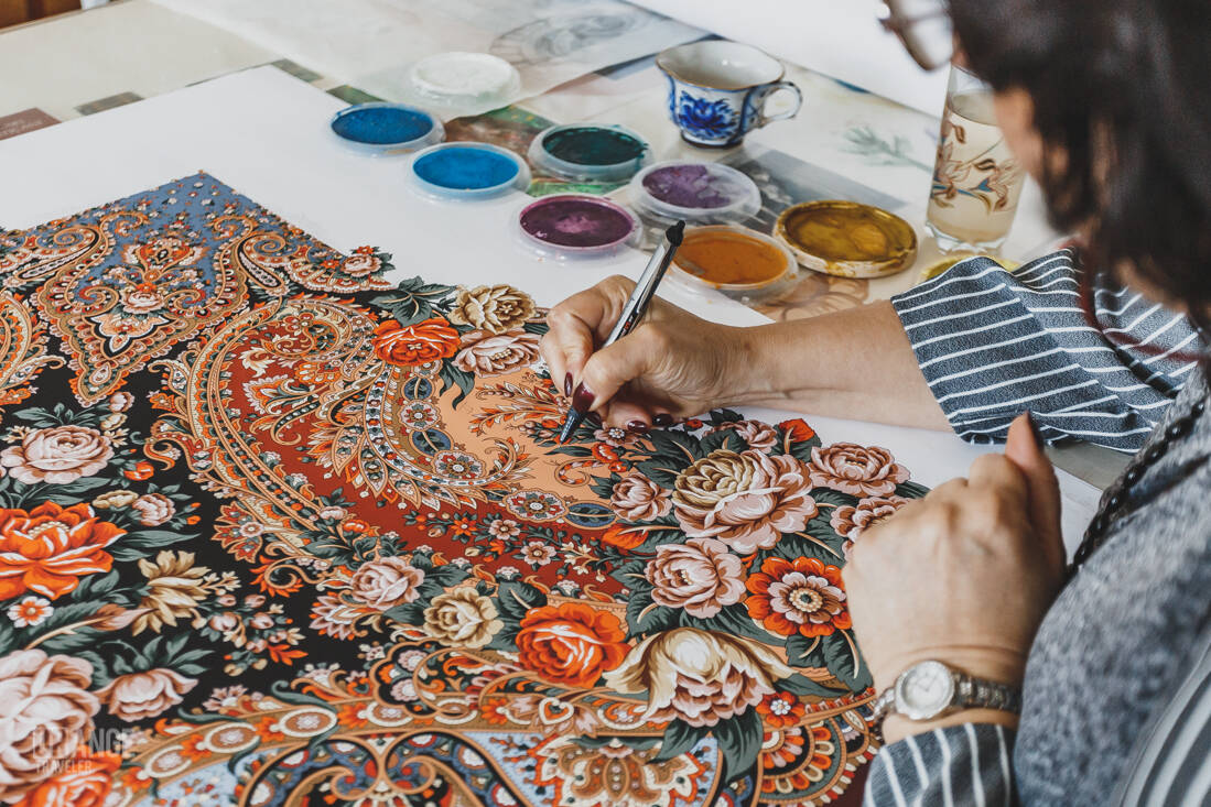 Художница из подмосковья расписывает платки и палантины, которые носят даже известные женщины мира