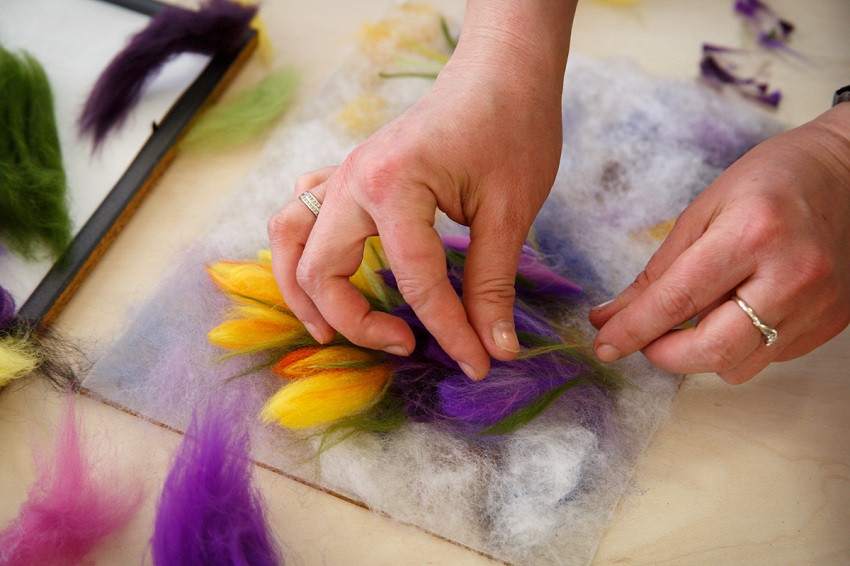 Узнаем, как воссоздать эффект рисунка на шелковой ткани с помощью акварельных красок