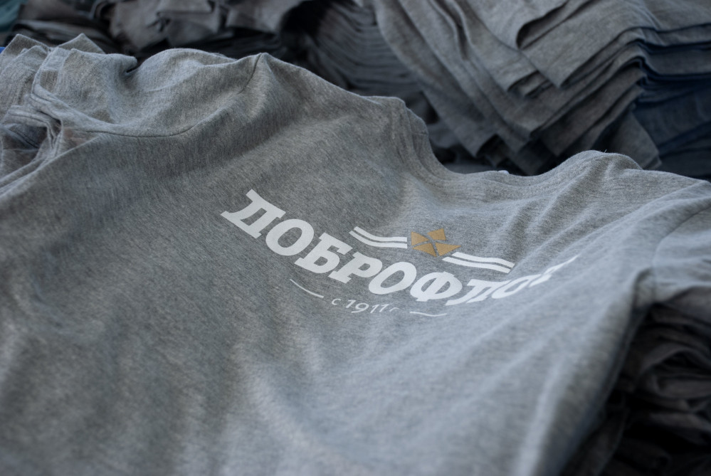 Шелкография печать логотипа на футболках