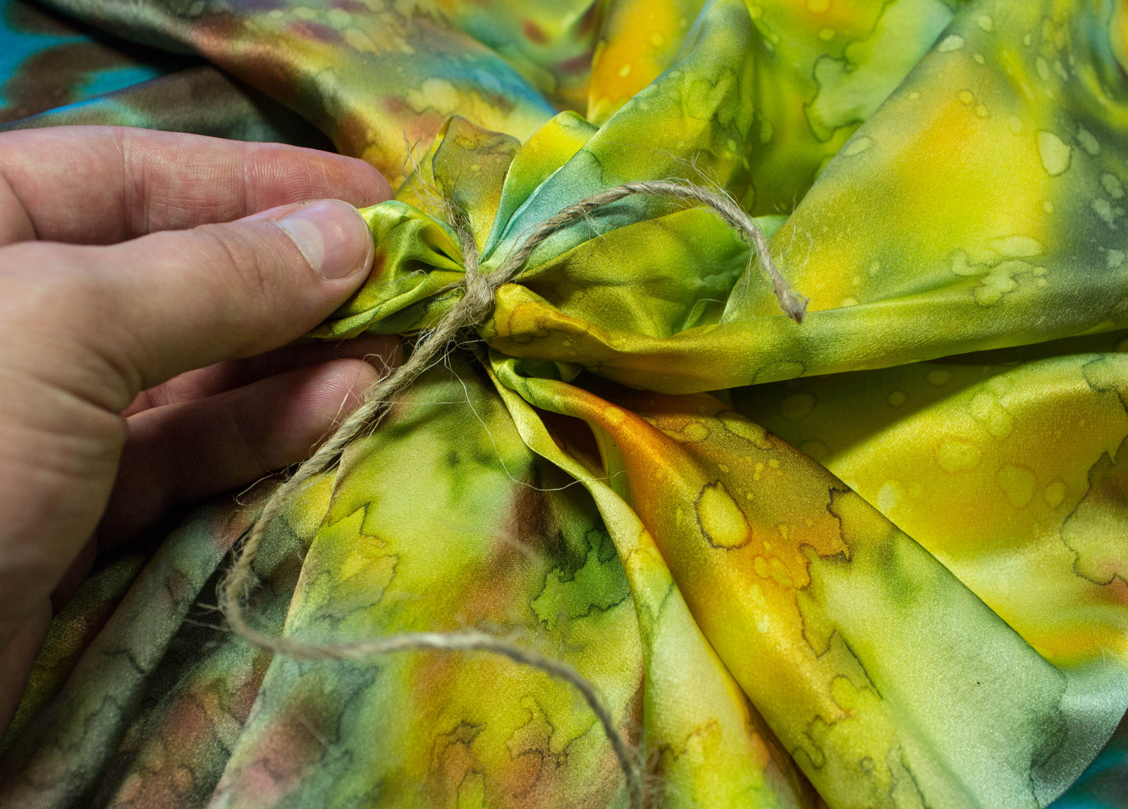 Шедевры третьяковской галереи на шелке платков radical chic | пао «калибр»