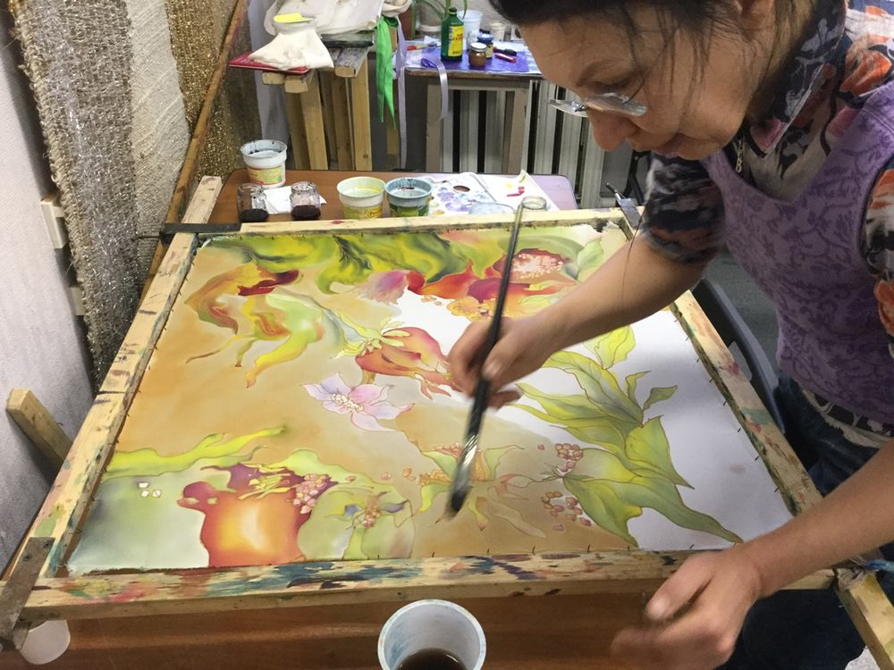 Художница из подмосковья расписывает платки и палантины, которые носят даже известные женщины мира