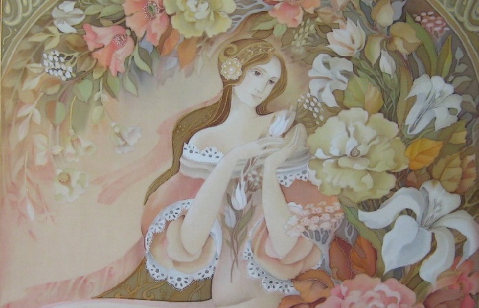 Художница из подмосковья расписывает платки и палантины, которые носят даже известные женщины мира