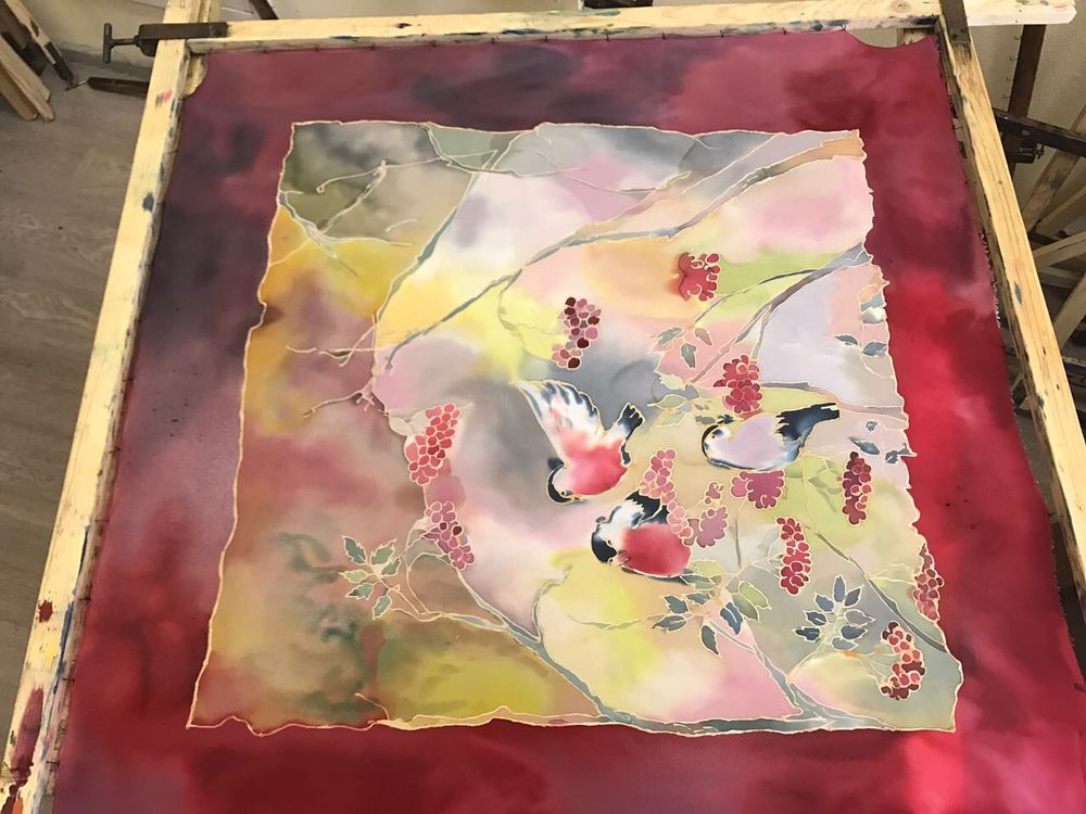 Художница из подмосковья расписывает платки и палантины, которые носят даже известные женщины мира