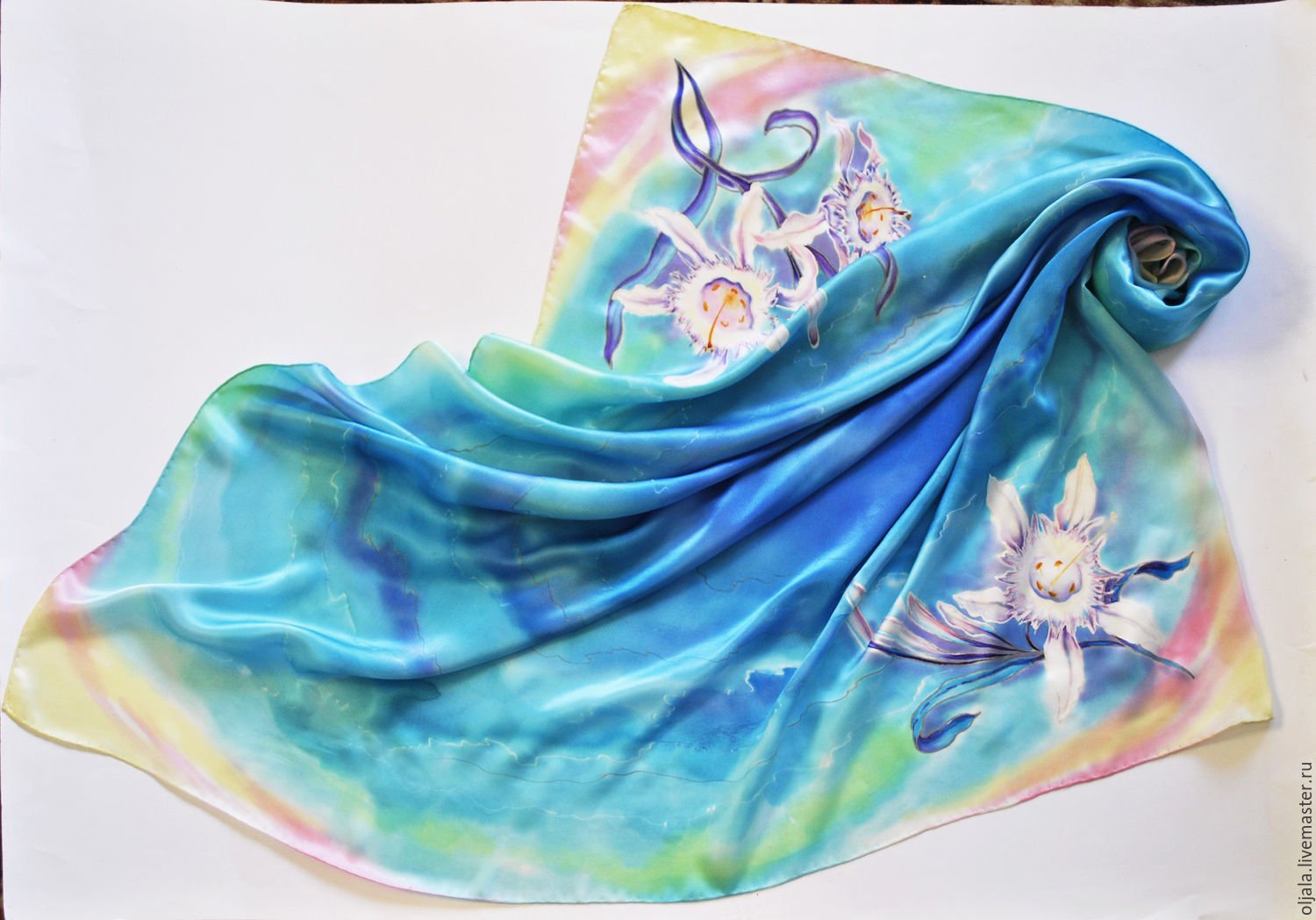 Художница из подмосковья расписывает платки и палантины, которые носят даже известные женщины мира