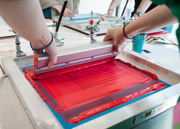 Роспись по ткани акриловыми и другими красками: техники нанесения рисунков